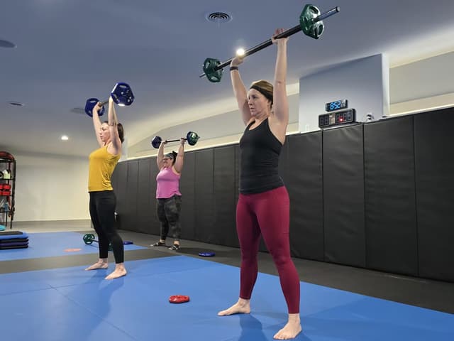 women lifting barbells